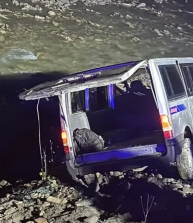 Hakkari'de kaçak göçmenleri taşıyan minibüs dereye uçtu