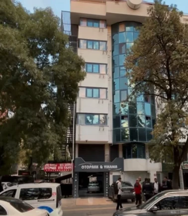 Ankara'da otelin 6'ncı katından otomobilin üstüne düştü
