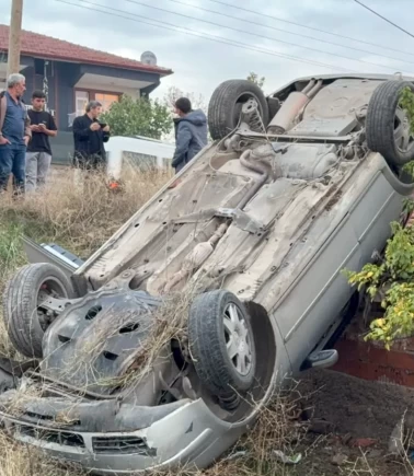 Kırıkkale'de otomobil kömürlüğün çatısına devrildi
