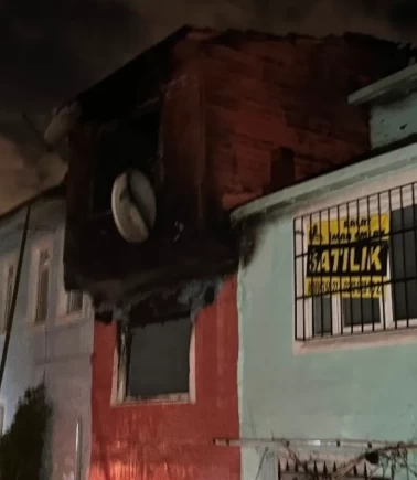 Fatih'te 2 katlı bina küle döndü