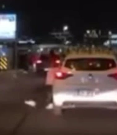 Eminönü'nde yola adımını attı, otomobil çarptı