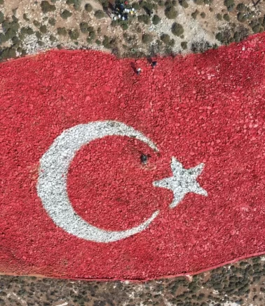 Amanos Dağları’ndaki dev Türk bayrağı yenilendi