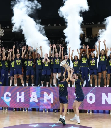 Şampiyon Fenerbahçe Tarfin, kupasını aldı