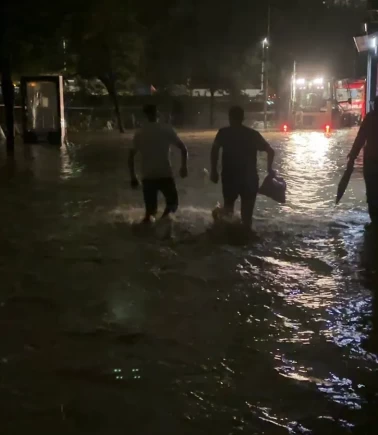 Ayazağa'da sokaklar dereye döndü, elektrikler gitti