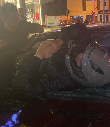 Düzce’de motosiklet sürücüsü otomobilin ön camından girdi