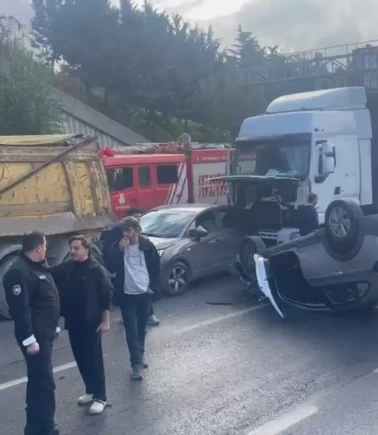 Bağcılar'da zincirleme kaza! Kamyon ve TIR birbirine girdi!
