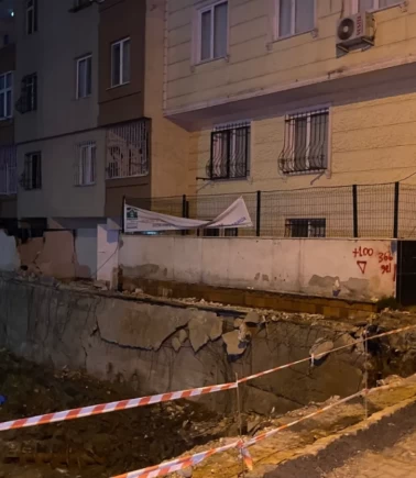 Bahçelievler’de inşaatın istinat duvarı yıkıldı