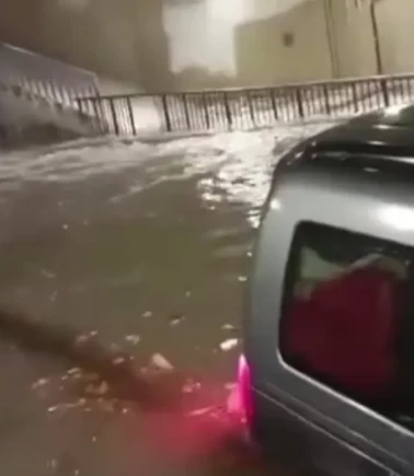 İstanbul'da alt geçidi su bastı: Baba ve kızı mahsur kaldı