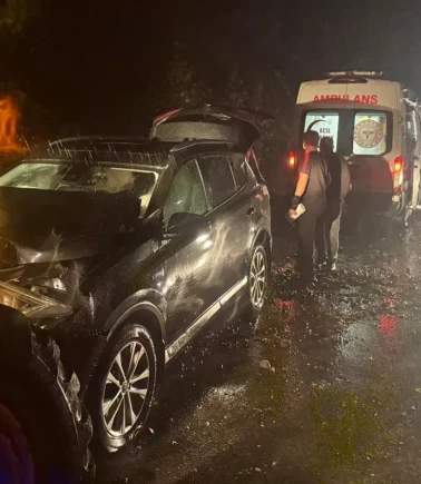 Sakarya'da sel görevine giden greyder ile otomobil çarpıştı