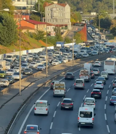 İstanbul'da köprü ve ana arterlerde trafik yoğunluğu