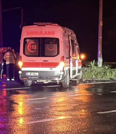 Rize'de ambulans ile hafif ticari araç çarpıştı