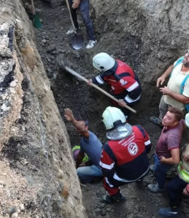 Hatay'da göçük altında kalan işçi sağ kurtarıldı