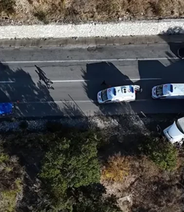 TIR'a çarpan kamyonet devrildi: 4 yaralı