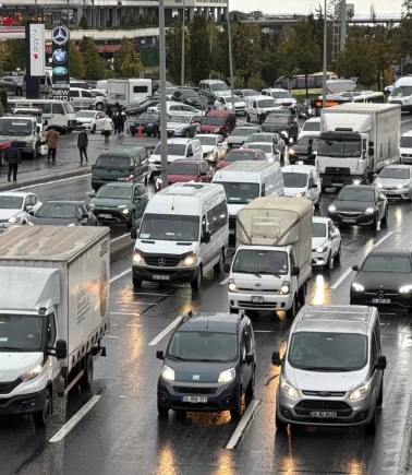 İstanbul'da yağış etkisiyle trafik yoğunluğu yüzde 80'e fırladı