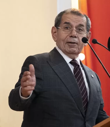Galatasaray'da Dursun Özbek'e güven oyu