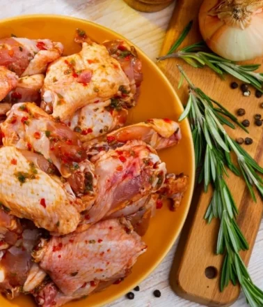 Sriracha ve tütsülenmiş paprikalı acı tavuk marinesi