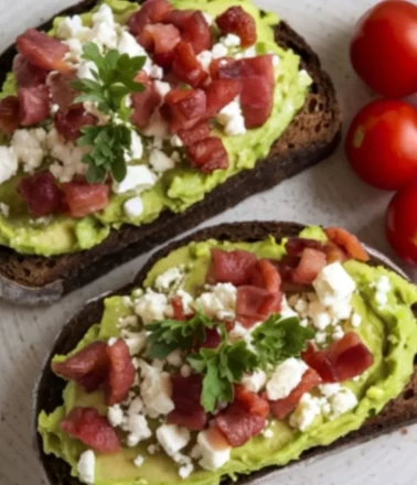 Tam buğday ekmekli avokado tost