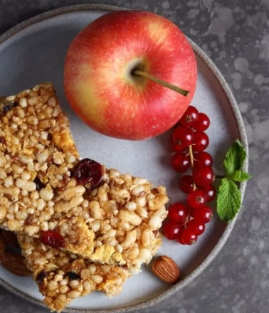 Ev yapımı yulaflı meyve barı ile enerji patlaması!