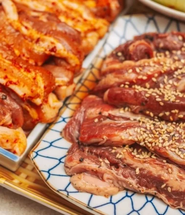 Defne yapraklı ve taze otlu hindi marinesi