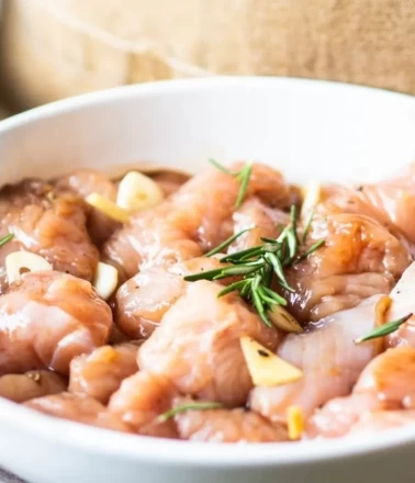 Yoğurtlu ve baharatlı hindi marinesi