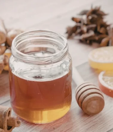 Akne ve leke karşıtı bal-tarçın maskesi