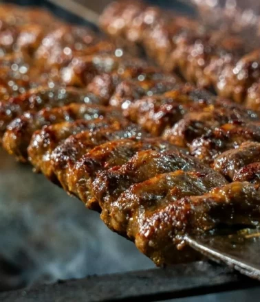 Kurban etinden Adana Kebabı tarifi (Şişten dökülmeyen usta sırlarıyla)