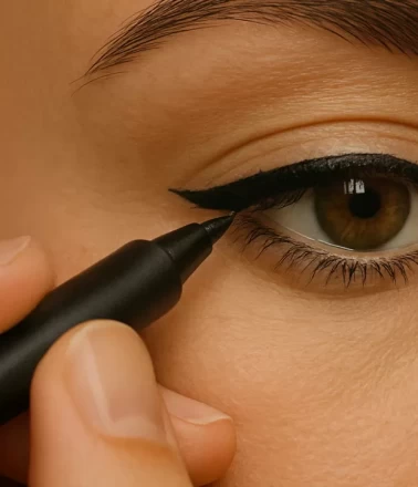 Eyeliner çekerken iki göz nasıl eşitlenir? Dengeli görünüm için pratik teknikler