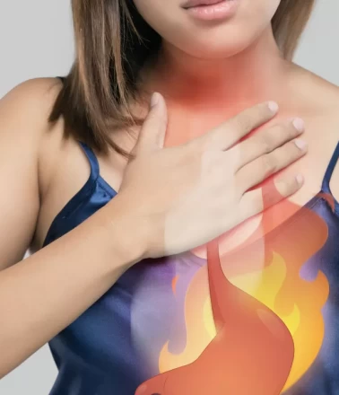 Reflü belirtileri nelerdir? Göğüste yanma, ağıza acı su gelmesi ve günlük önlemler