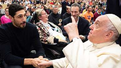 Enes Kanter "babası" gibi Papa'nın eteğine yapıştı