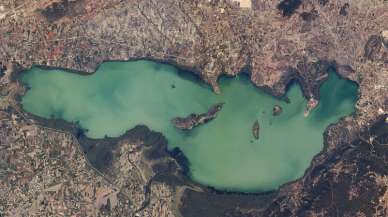 Adım adım geri çekiliyor: Kayıkların geçtiği köprünün altı park alanı oldu