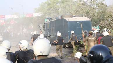 Pakistan'da İmran Han'a gözaltı sırasında çatışma çıktı