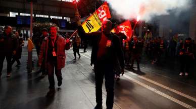 Fransa'da emeklilik kaosu! Reform karşıtları tren garını bastı