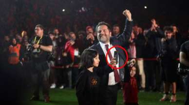 Erden Timur'un elindeki telefonun sırrı çözüldü! Yıldız isme kutlamaları canlı izletmiş