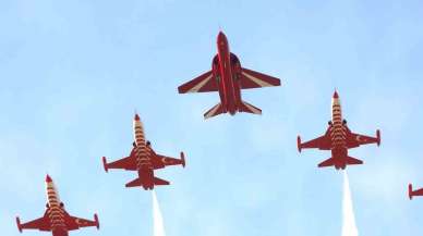 HÜRJET, Türk Yıldızları ile birlikte kol uçuşu yaptı