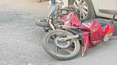 Polisten kaçan motosiklet sürücüsü park halindeki araca çarptı