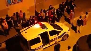 Esenyurt’ta babasını dövüp, mahalleli ile kavga eden adam kamerada