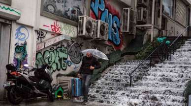 İstanbul’da sağanak yağış vatandaşlara zor anlar yaşattı