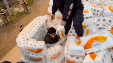 Kağıt havluların içinden göçmenler çıktı