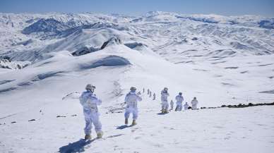 Jandarma karlı dağlarda terörle mücadeleyi sürdürüyor
