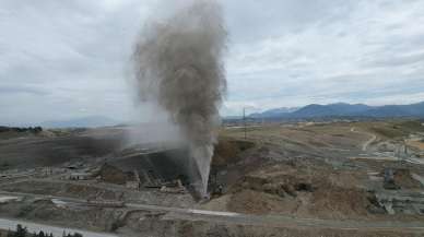 12 gündür fışkırıyor! Büyük panik: Taş fırlatmaya başladı