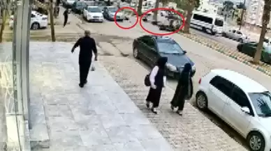 Hatay'da motosiklet yayaya çarptı: Korkunç kaza kamerada!