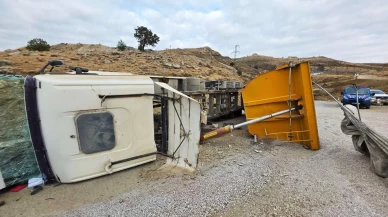 Kırıkkale'de mıcır yüklü kamyon devrildi: 1 yaralı