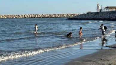 Adana’da yazdan kalma gün: Vatandaşlar ekimde denizin keyfini çıkardı