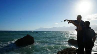 Balık tuttuğu kayalıklarda dalgalar yükselince mahsur kaldı