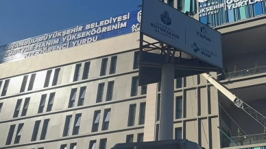 Şişli’de yurt binasına vinç devrildi: Öğrenciler tahliye edildi