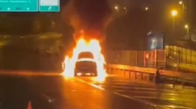 Üsküdar TEM Otoyolu’nda seyir halindeki otomobil alev aldı