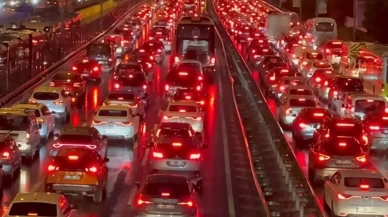 İstanbul’da trafik yoğunluğu zirve yaptı: Araçlar yavaş ilerliyor