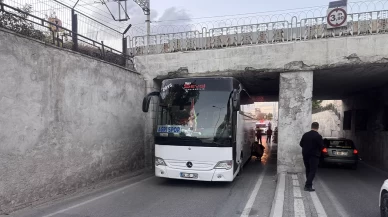 Ağrı 1970 SK takım otobüsü alt geçitte sıkıştı
