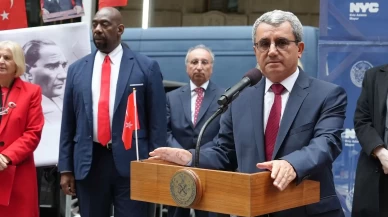 New York'ta Türk ve Amerikan bayrakları göndere çekildi