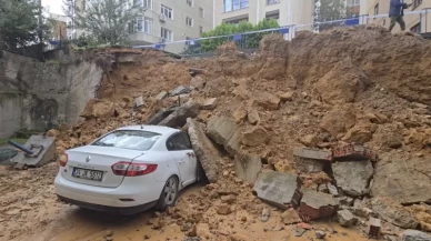 İstanbul'da istinat duvarı araçların üzerine çöktü